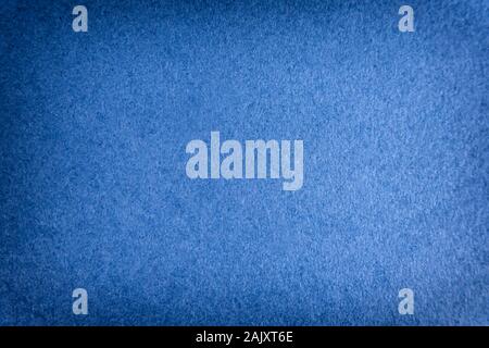 Navy Blue matte Hintergrund von Velours Stoff, Nahaufnahme. Samtene Textur von nahtlosen Wollfilz mit Vignette. Stockfoto