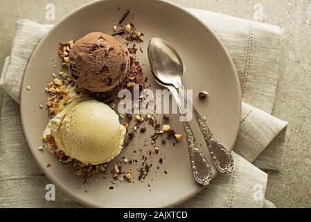 Hausgemachte Bio Schokolade und Vanille Eis schaufeln in einem Teller Nahaufnahme Stockfoto