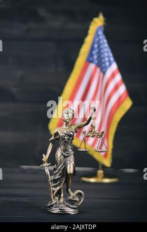 Recht und Gerechtigkeit, Rechtmäßigkeit Konzept, Waage der Gerechtigkeit, der Justitia, Lady Gerechtigkeit vor der amerikanischen Flagge im Hintergrund. Stockfoto