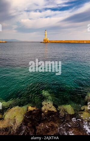 Panorama der Venezianischen Hafen am Wasser und Leuchtturm im alten Hafen von Chania, Kreta, Griechenland. Alten venezianischen Leuchtturm in Chania, Griechenland. Leuchtturm Stockfoto