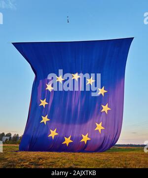 Aufstieg in den Himmel die größte Fahne der Europäischen Union in der Welt Stockfoto