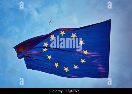 Aufstieg in den Himmel die größte Fahne der Europäischen Union in der Welt Stockfoto