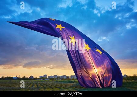 Aufstieg in den Himmel die größte Fahne der Europäischen Union in der Welt Stockfoto