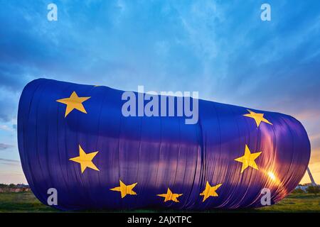 Aufstieg in den Himmel die größte Fahne der Europäischen Union in der Welt Stockfoto