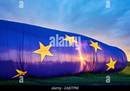 Aufstieg in den Himmel die größte Fahne der Europäischen Union in der Welt Stockfoto