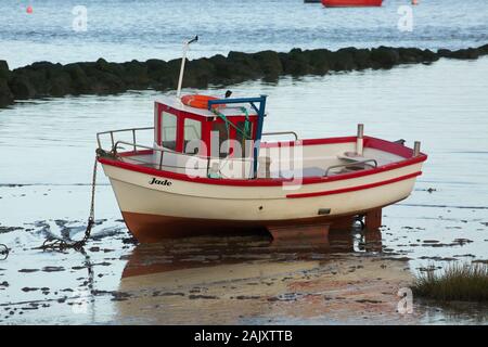 Ein Boot am Weihnachtstag bei Ebbe an der Küste von Morecambe in Lancashire England UK GB Günstig Stockfoto