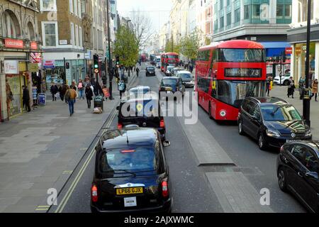 Blick auf Taxis, Busse, Verkehr und die Leute gehen in der Oxford Street in London W1 England Großbritannien BRITISCHER KATHY DEWITT Stockfoto