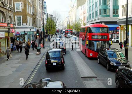 Blick auf Taxis, Busse, Verkehr und die Leute gehen in der Oxford Street in London W1 England Großbritannien BRITISCHER KATHY DEWITT Stockfoto