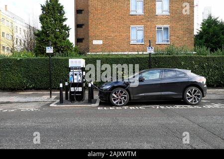 Elektroauto laden am Stromladestation EV-Station Straßenansicht auf der Golden Lane in City of London Großbritannien England EC2 KATHY DEWITT Stockfoto