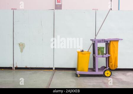 Die reinigung Trolley (Service Warenkorb) vor der Wand Stockfoto