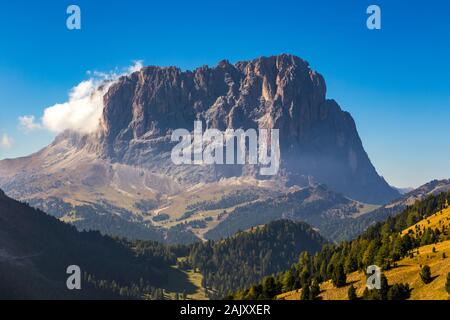 Grödner Joch, Trentino Alto Adige, Italien. Grödner Joch mit Langkofel im Hintergrund. Passo Gardena, alpenpass zwischen Val Badia und Va Stockfoto