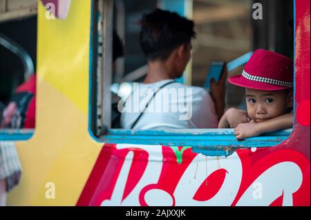 Kind auf dem Zug in Myanmar 2020 Stockfoto