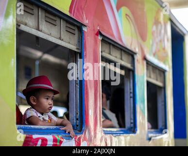 Kind blickt auf Zug, Myanmar 2020 Stockfoto