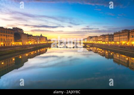 Florenz, Ponte alla Carraia mittelalterliche Brücke Wahrzeichen an Arno bei Sonnenuntergang. Toskana, Italien. Stockfoto