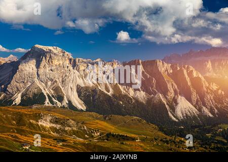 Seceda im Herbst in Südtirol in den Alpen in Italien. Blick von der Seceda über die Geisler Berge im Herbst mit Herbstfarben. Seceda, Gröden, Stockfoto