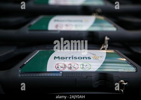 Eine Linie von Morrisons Wagen außerhalb des Store im Norden von London. Stockfoto