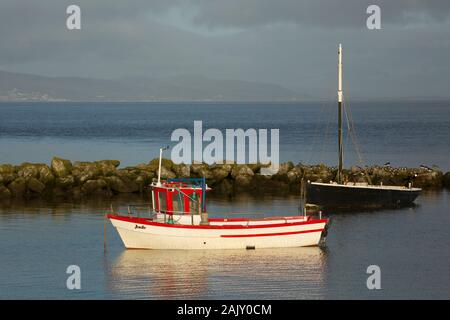 Ein Boot am Weihnachtstag günstig an der Küste von Morecambe in Lancashire England UK GB Stockfoto