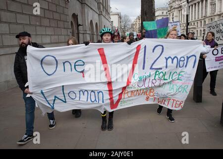 Menschen außerhalb der Downing Street in London, als sie in einem Protestmarsch in Unterstützung der britischen Frau in Zypern überführt der Lügen über wird vergewaltigt. PA-Foto. Bild Datum: Montag, 6 Januar, 2020. Außenminister Dominic Raab hat die Regierung", sagte vorsichtig' der erschwerenden Behörden in Zypern vor der Verurteilung des britischen Teenager nach ihrer Überzeugung. Der Außenminister vermittelt Anliegen zu seiner zypriotischen Amtskollegen über die Behandlung der 19-jährigen Frau, die Schuldigen der öffentlichen Unfug gefunden wurde. Siehe PA Geschichte GERICHTE Zypern. Photo credit sollte r Stockfoto