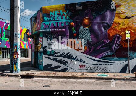 Erkunden Sie kunstvolle Graffitis im Hipperviertel Wynwood in Miami mit seinen Wynwood-Wänden (Miami, Florida, USA) Stockfoto