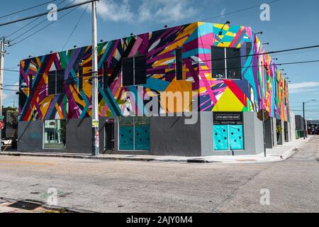 Erkunden Sie kunstvolle Graffitis im Hipperviertel Wynwood in Miami mit seinen Wynwood-Wänden (Miami, Florida, USA) Stockfoto