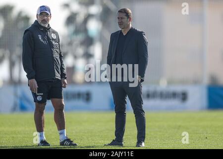 Mazarron, Spanien. 06 Jan, 2020. Fußball: Bundesliga, Trainingslager FC Schalke 04, Levent Mercan spielt den Ball. Franco Foda (r), Österreichs Nationaltrainer, und David Wagner, Leiter der Schalker Trainer, haben ein Gespräch mit dem Trainer. Quelle: Tim Rehbein/dpa/Alamy leben Nachrichten Stockfoto