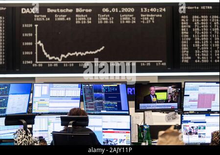 06. Januar 2020, Hessen, Frankfurt/Main: Ein Lager Händler schaut Sie Monitore auf dem Boden der Börse. Der Konflikt zwischen den USA und Iran hat weitere Verunsicherte Anleger am deutschen Aktienmarkt. Der Dax rutschte zeitweise unter die Marke von 13.000, eine niedrige für vier Wochen. Foto: Boris Roessler/dpa Stockfoto