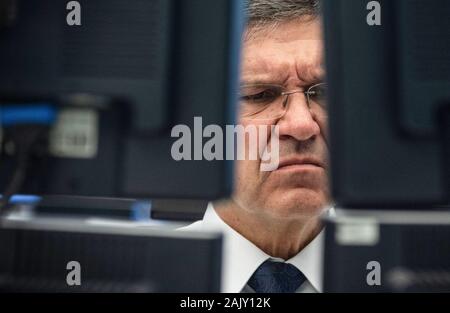 06. Januar 2020, Hessen, Frankfurt/Main: Ein Lager Händler schaut auf ihren Monitoren auf dem Boden der Börse. Der Konflikt zwischen den USA und Iran hat weitere Verunsicherte Anleger am deutschen Aktienmarkt. Der Dax rutschte zeitweise unter die Marke von 13.000, eine niedrige für vier Wochen. Foto: Boris Roessler/dpa Stockfoto