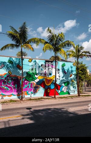 Erkunden Sie kunstvolle Graffitis im Hipperviertel Wynwood in Miami mit seinen Wynwood-Wänden (Miami, Florida, USA) Stockfoto