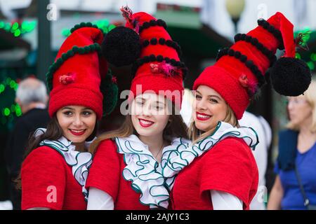 FUNCHAL, PORTUGAL - Dezember 2019: die Teilnehmer dressing Weihnachten Kostüm an 'Mercado de Natal ', traditionellen Markt von Funchal in Weihnachten Stockfoto