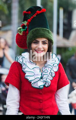 FUNCHAL, PORTUGAL - Dezember 2019: die Teilnehmer dressing Weihnachten Kostüm an 'Mercado de Natal ', traditionellen Markt von Funchal in Weihnachten, tak Stockfoto