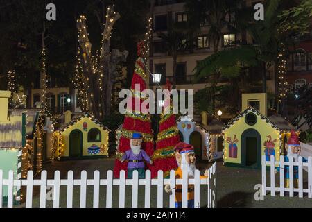 FUNCHAL, PORTUGAL - Dezember 2019: Blick auf Gnome Häuser in einem öffentlichen Garten, "Jardim Municipal" in Funchal, Madeira, Portugal. Stockfoto