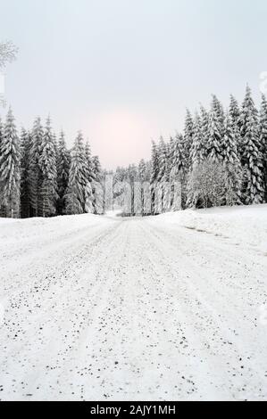 Winterlandschaft mit einer gefährlichen und rutschig schneebedeckten Berg Straße Stockfoto