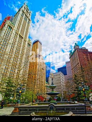 Brunnen und Wolkenkratzer in der City Hall Park in Manhattan reflex Stockfoto