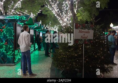 FUNCHAL, PORTUGAL - Dezember 2019: Typische Bewegung von Menschen an 'Mercado de Natal'in Funchal, Madeira, Portugal. Stockfoto