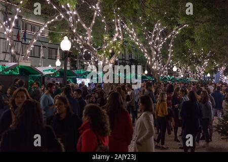 FUNCHAL, PORTUGAL - Dezember 2019: Typische Bewegung von Menschen an 'Mercado de Natal'in Funchal, Madeira, Portugal. Stockfoto