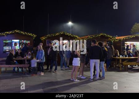 FUNCHAL, PORTUGAL - Dezember 2019: Typische Bewegung von Menschen an 'Mercado de Natal'in Funchal, Madeira, Portugal. Stockfoto