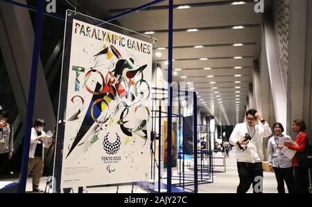 Tokio, Japan. 6. Januar, 2020. Reporter besuchen Sie die Vorschau von Tokio Olympics Offizielle Art Poster 2020 Ausstellung in Tokio, Japan, Jan. 6, 2020. Credit: Du Xiaoyi/Xinhua/Alamy leben Nachrichten Stockfoto