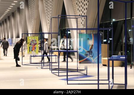 Tokio, Japan. 6. Januar, 2020. Reporter besuchen Sie die Vorschau von Tokio Olympics Offizielle Art Poster 2020 Ausstellung in Tokio, Japan, Jan. 6, 2020. Credit: Du Xiaoyi/Xinhua/Alamy leben Nachrichten Stockfoto