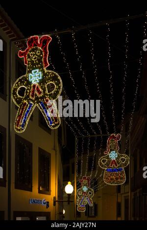 FUNCHAL, PORTUGAL - Dezember 2019: Weihnachten Straßen in Funchal mit Weihnachtsbeleuchtung während Touristen und Einheimische rund um wandern. Stockfoto