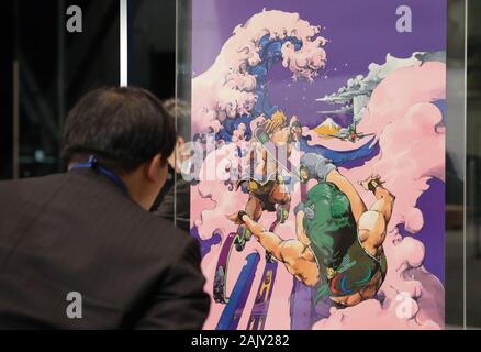 Tokio, Japan. 6. Januar, 2020. Ein Journalist Uhren ein Plakat an die Vorschau von Tokio Olympics Offizielle Art Poster 2020 Ausstellung in Tokio, Japan, Jan. 6, 2020. Credit: Du Xiaoyi/Xinhua/Alamy leben Nachrichten Stockfoto