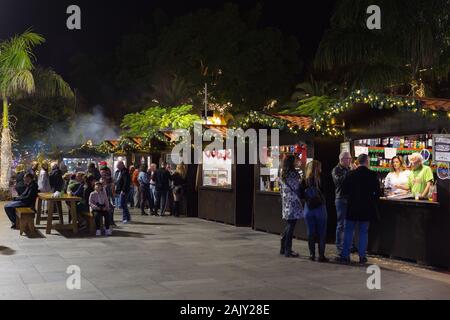 FUNCHAL, PORTUGAL - Dezember 2019: Typische Bewegung von Menschen an 'Mercado de Natal'in Funchal, Madeira, Portugal. Stockfoto