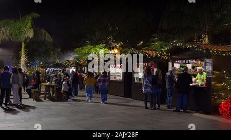 FUNCHAL, PORTUGAL - Dezember 2019: Typische Bewegung von Menschen an 'Mercado de Natal'in Funchal, Madeira, Portugal. Stockfoto