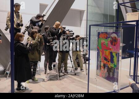 Tokio, Japan. 6. Januar, 2020. Drücken Sie nehmen Bilder in der Vorschau von Tokio Olympics Offizielle Art Poster 2020 Ausstellung in Tokio, Japan, Jan. 6, 2020. Credit: Du Xiaoyi/Xinhua/Alamy leben Nachrichten Stockfoto