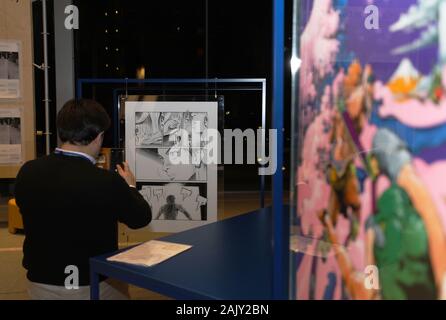 Tokio, Japan. 6. Januar, 2020. Ein Journalist nimmt Fotos von einem Plakat an der Vorschau von Tokio Olympics Offizielle Art Poster 2020 Ausstellung in Tokio, Japan, Jan. 6, 2020. Credit: Du Xiaoyi/Xinhua/Alamy leben Nachrichten Stockfoto