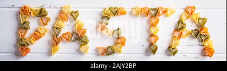 Wort Pasta von Herzen Nudeln auf einem weißen Holz- Hintergrund. Stockfoto