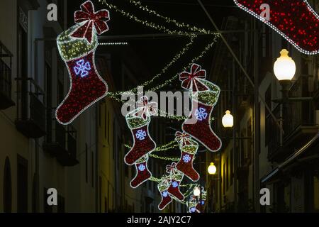 FUNCHAL, PORTUGAL - Dezember 2019: Weihnachten Straßen in Funchal mit Weihnachtsbeleuchtung während Touristen und Einheimische rund um wandern. Stockfoto