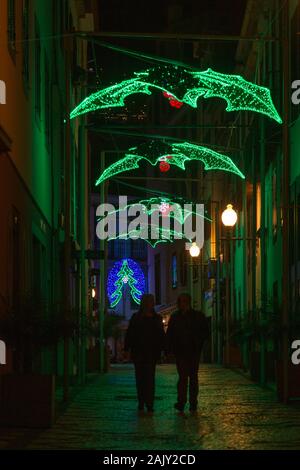 FUNCHAL, PORTUGAL - Dezember 2019: Weihnachten Straßen in Funchal mit Weihnachtsbeleuchtung während Touristen und Einheimische rund um wandern. Stockfoto