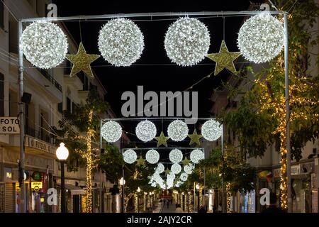 FUNCHAL, PORTUGAL - Dezember 2019: Weihnachten Straßen in Funchal mit Weihnachtsbeleuchtung während Touristen und Einheimische rund um wandern. Stockfoto