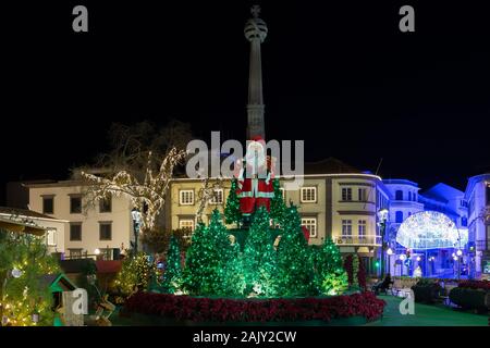 FUNCHAL, PORTUGAL - Dezember 2019: Weihnachten Straßen in Funchal mit Weihnachtsbeleuchtung während Touristen und Einheimische rund um wandern. Stockfoto