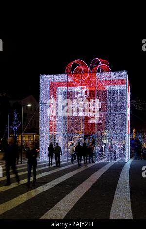 FUNCHAL, PORTUGAL - Dezember 2019: Weihnachten Straßen in Funchal mit Weihnachtsbeleuchtung während Touristen und Einheimische rund um wandern. Stockfoto